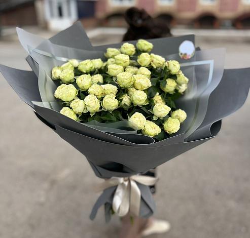 Букет Белые кустовые розы Солинеро в Уват