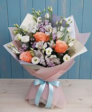 Букет цветов из:  Лизиантусы, Розы, Альстромерии и Гипсофила в Уват