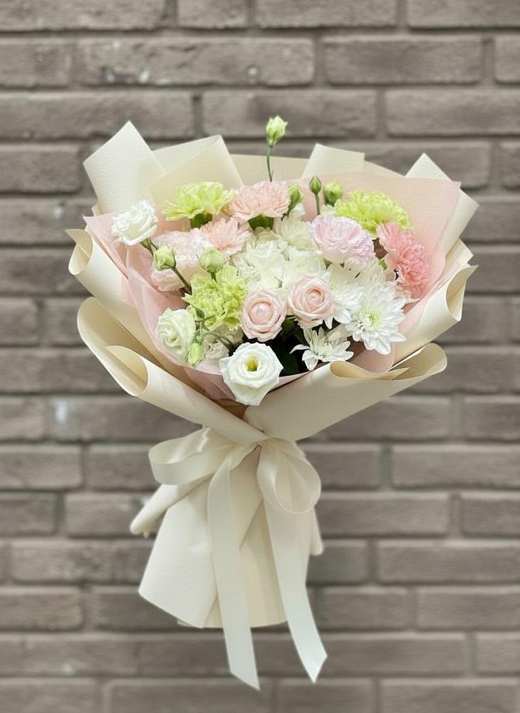 Букет цветов из: Гвоздики, Розы, Лизиантусы и Хризантемы в Уват