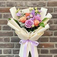 Букет цветов из:  Лизиантусы и Розы в Уват