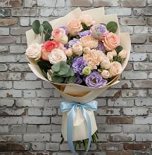 Букет цветов из:  Розы, Лизиантусы и Гвоздики в Уват