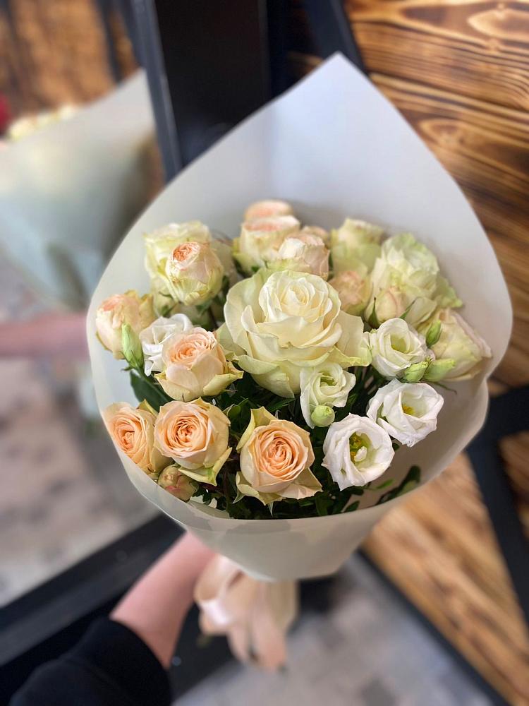 Букет цветов из: Розы и Лизиантусы в Уват